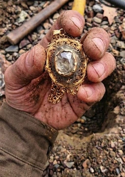 Oak Island gold pendant discovery in the swamp